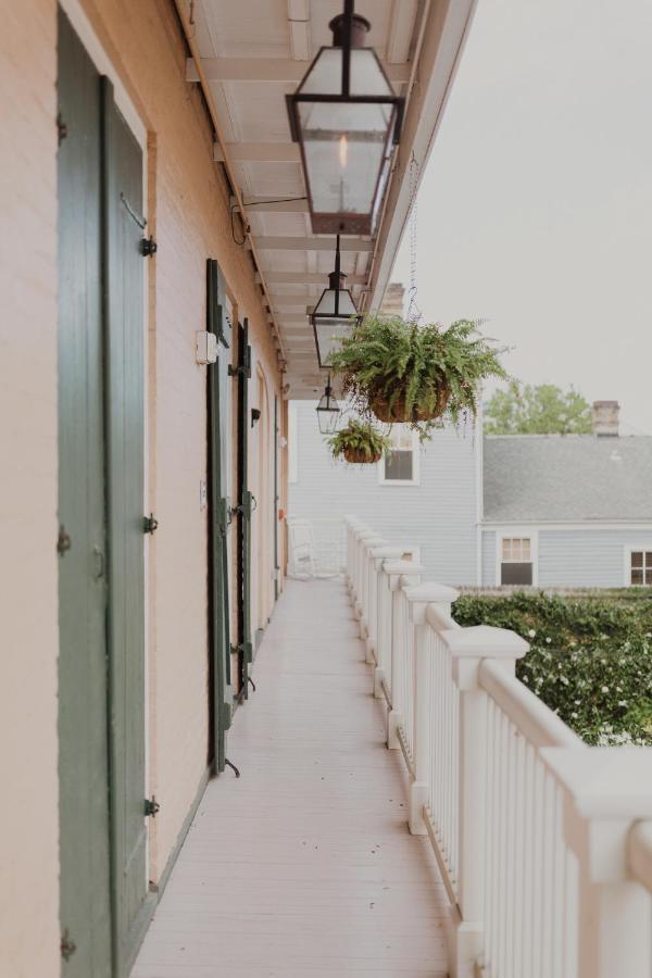 Royal Frenchmen Hotel And Bar New Orleans Exterior photo